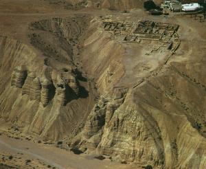 Кумран. Пещеры (слева) и раскопки поселения