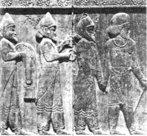 На фризе из древней персидской столицы Персеполя изображен мидянин, ведущий за собой скифов в остроконечных колпаках
